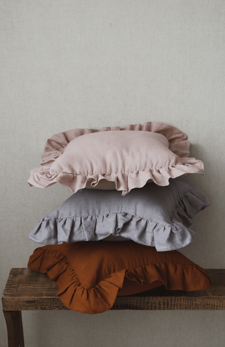 Moi Mili – wholesale Prydnadskuddfodral – Grå linnekuddfodral med volang1