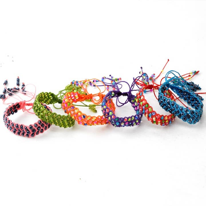 BRACCIALETTI REGOLABILI CON CORDONCINO E PERLINE per la vendita all'ingrosso da parte di Benjamin International