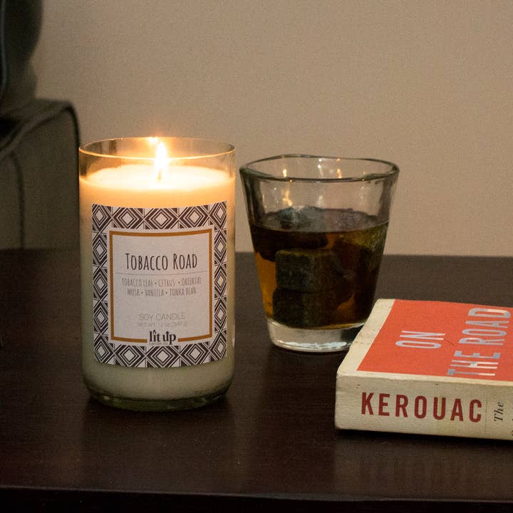 Lit Up Candle Co. – Großhandel Kerze im Glas / gefüllte Kerze – Tobacco Road Sojakerzen, 12 Unzen, in wiederverwerteten Weinflaschen4