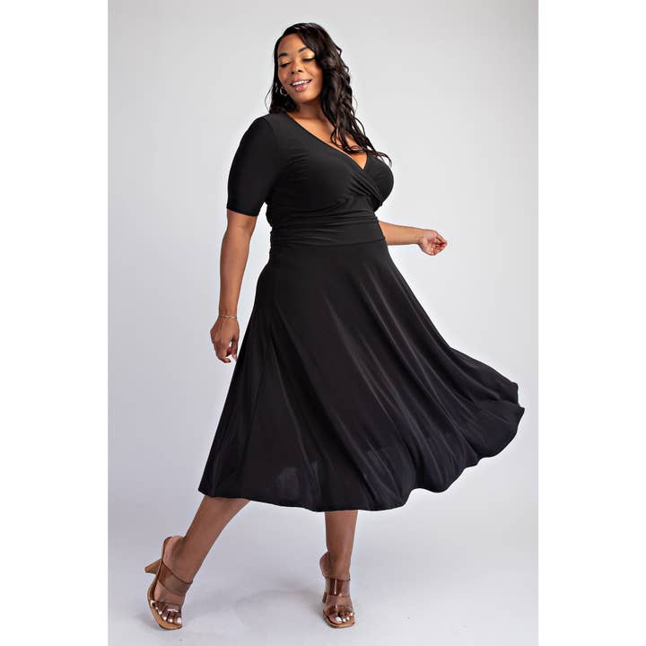 ROBE MIDI EN MAILLE SURPLISSÉE GRANDE TAILLE AVEC JUPE ÉVASÉE pour la vente par The Curve LA