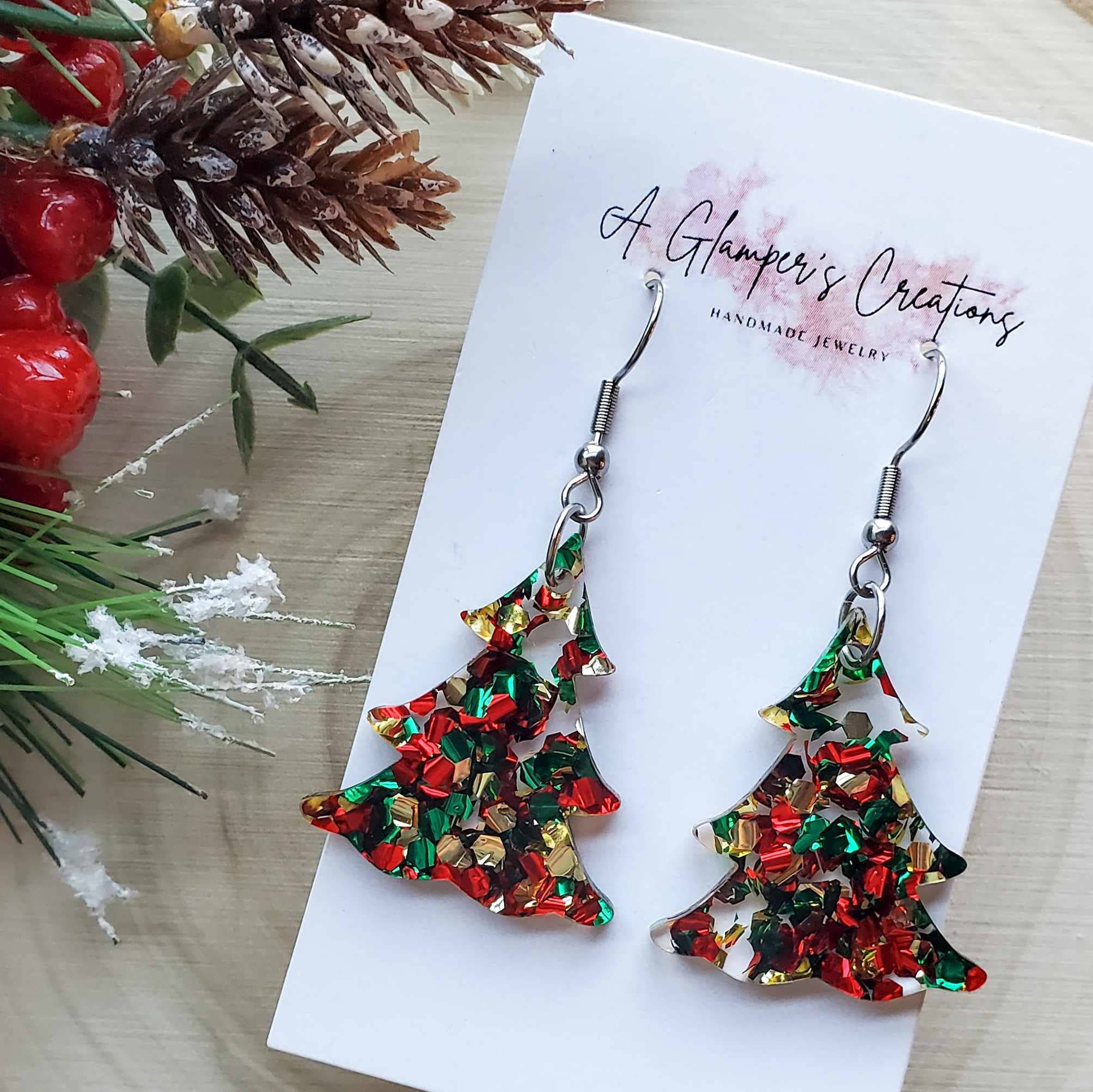 A Glamper's Creations LLC - Vente Boucles d'oreilles pendantes - Boucles d'oreilles en acrylique en forme de sapin de Noël - Mélange rouge, vert et doré1