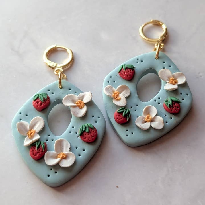 Boucles d'oreilles abstraites fraise de printemps pour la vente par Luxe Trauma
