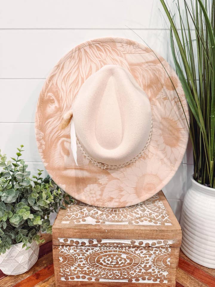 Gravierte Hochlandkuh-Mütze für den Großhandel von Willie & Dolly Designs