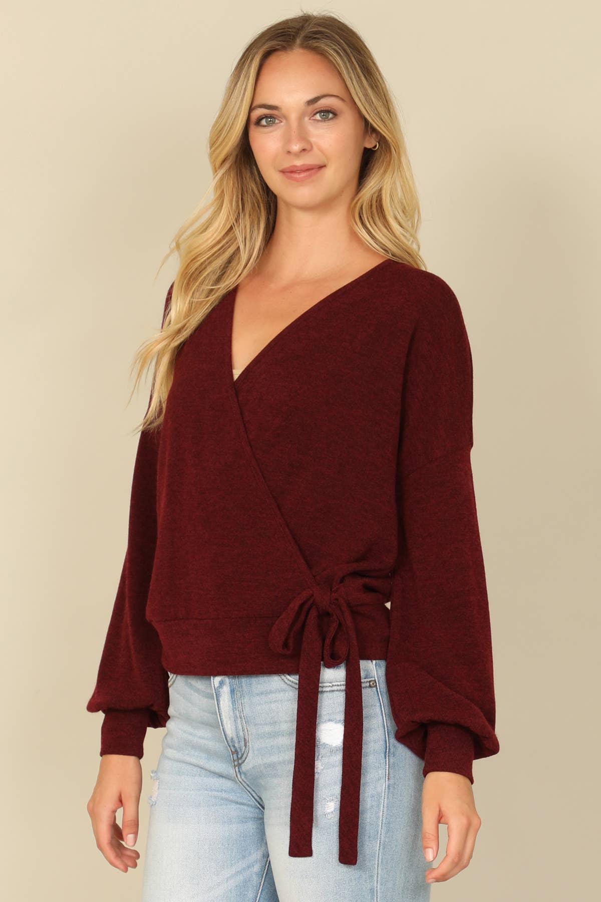 You & Me – Großhandel Bluse – Damen – YMT20079SOLID LANGÄRMELIGES BAUERNBLUSE-WICKELTOP MIT SEITLICHEM BINDEN UND ÜBERSCHNITTENEM AUSSCHNITT18