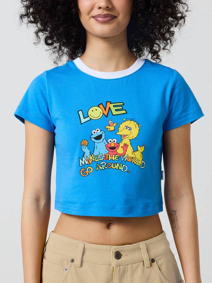 Sesamgade Rundt Om I Verden Baby T-shirt for engroshandel hos SAMII RYAN