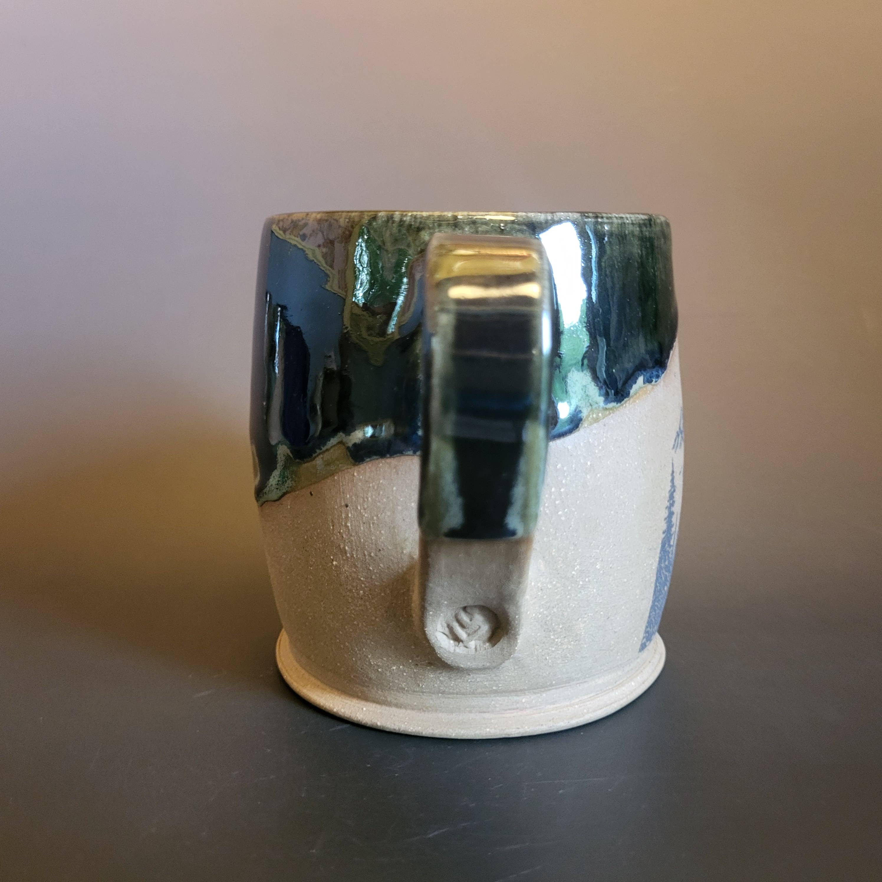 Divine Vessels Pottery - Wholesale Koffiemok - Bigfoot mok en bergen met donkergroene glazuur2