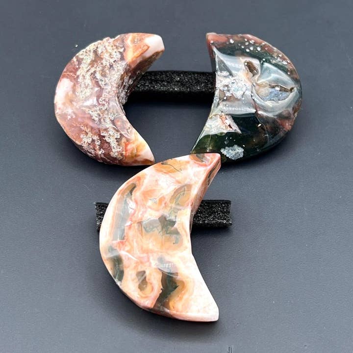 Roter Moosachat-Mondfigur für den Großhandel von Crystal River Gems LLC