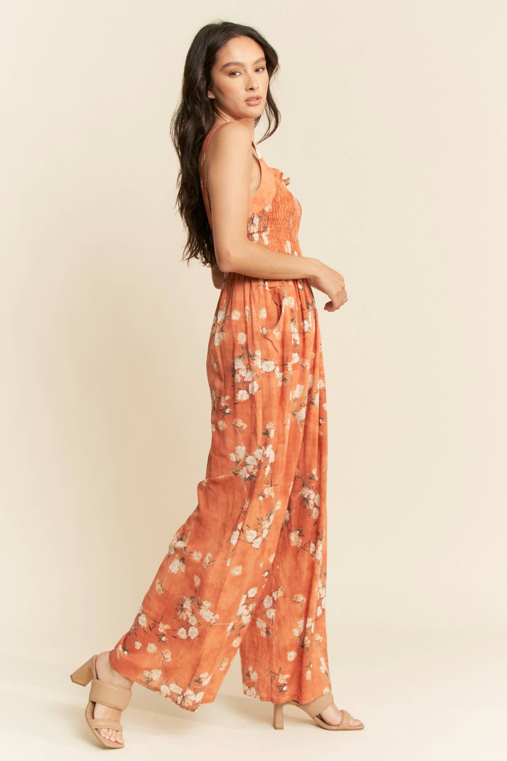 Davi & Dani – wholesale Jumpsuit - Dam – PLUS BLOMMÖNSTRAD JUMPSUIT MED VOLANGDETALJ4