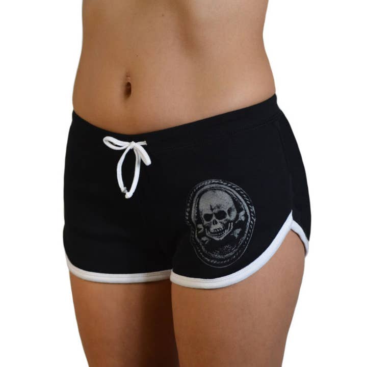 short pour femme avec motif tête de mort et os croisés DEATH OR GLORY pour la vente par Pinky Star