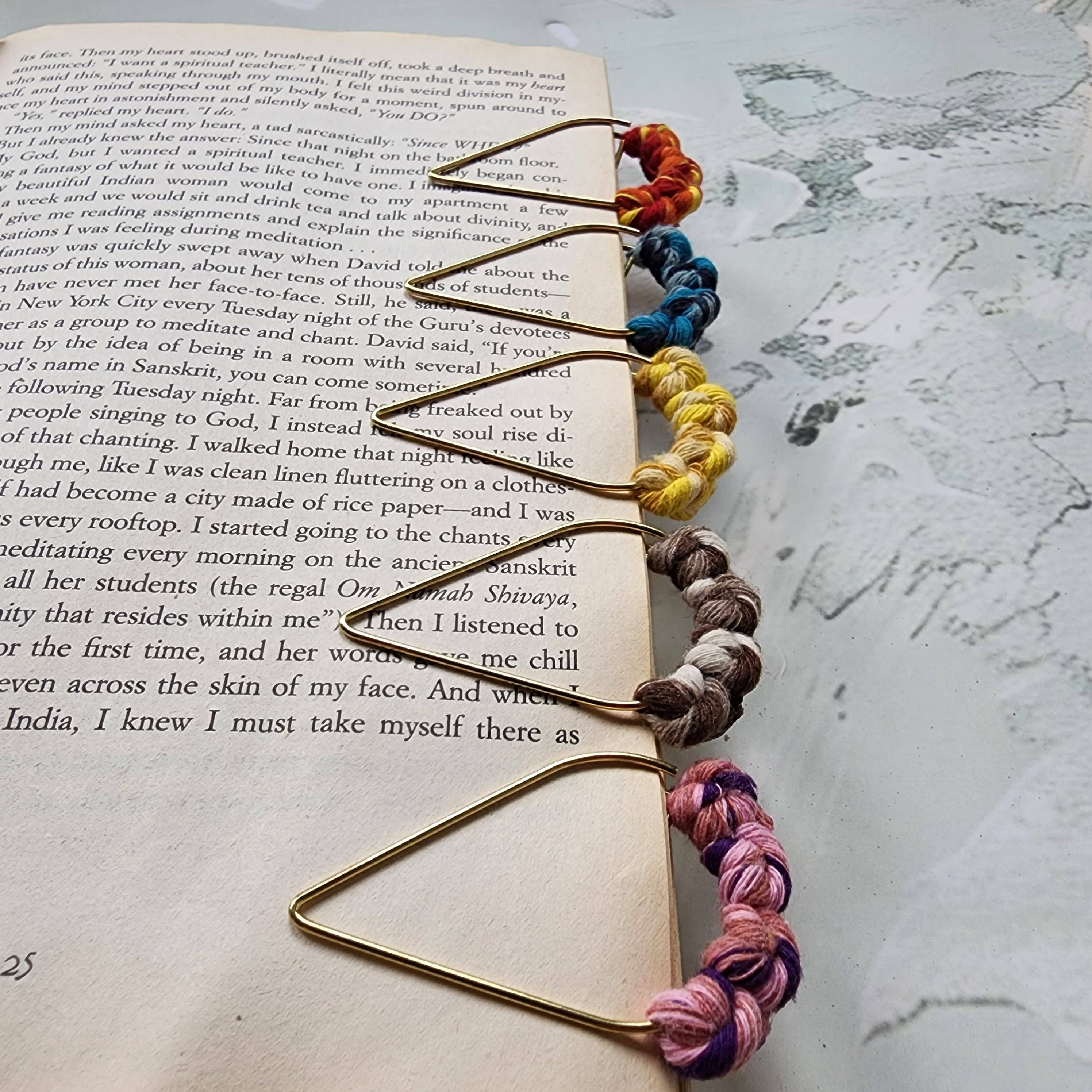 Handmade By Uruba – Engroshandel Bogmærke – Håndlavet flettet garnbogmærke | Farverigt geometrisk metal6