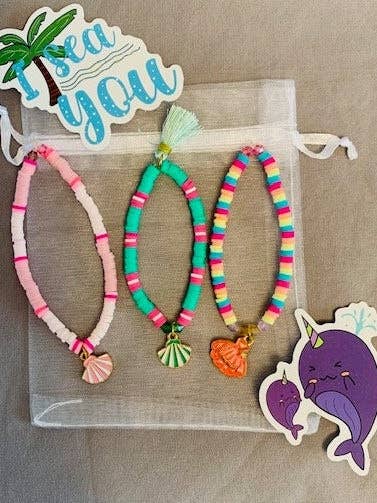 Bracelet en perles de coquillage pour enfants pour la vente par Whitney & Willow Collection