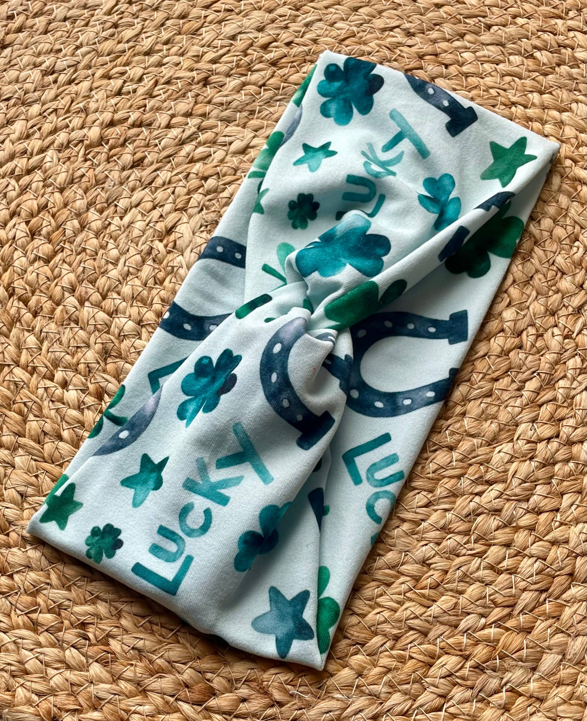 Designs by Rachel Joy – Engroshandel Pandebånd - Dame – Lucky Shamrock Knit Twist pandebånd1