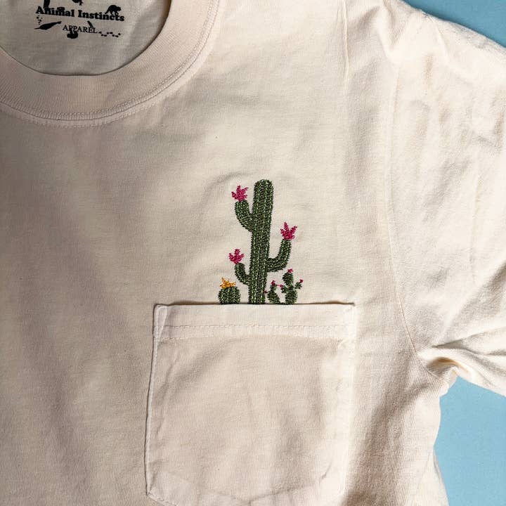 Desert Bloom - Camiseta unisex con bolsillo bordado en forma de amapola y cactus para venta al por mayor de Animal Instincts