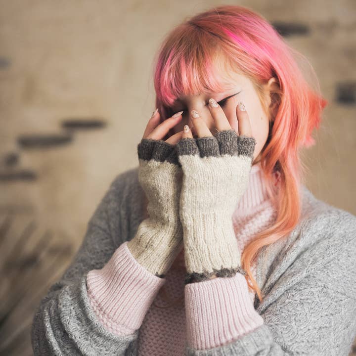 Buno Behen - Wholesale Gloves - Women's - Handmade Organic Naturally Dyed Wool Gloves (Fits S to L)
