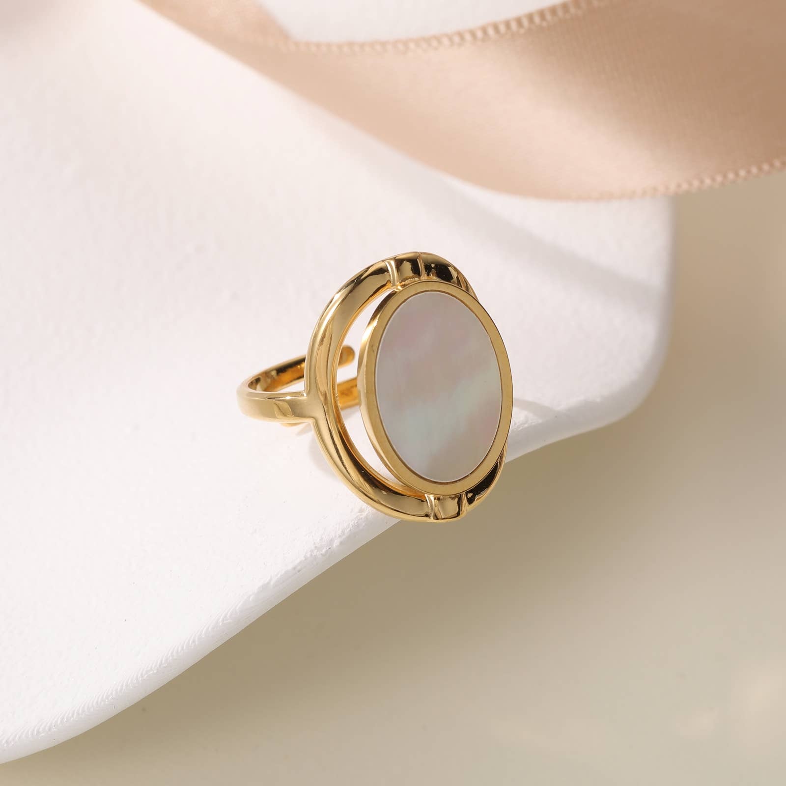 Lovelika - Wholesale Chain Ring - Golden ring with mother-of-pearl disc. - Celeste0