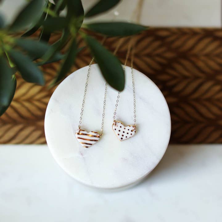 Remnant Studios – wholesale Hänge-/berlockhalsband – prickar eller ränder porslin hjärta halsband