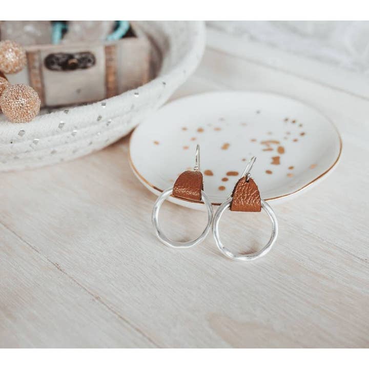 Boucles d'oreilles pendantes en cuir marron, bijou en cuir martelé, cadeau de 3ème anniversaire pour femme pour la vente par The Rustic Boho Chic