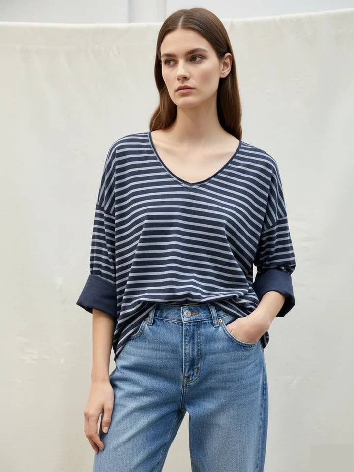 Gestreept V-hals T-shirt @9231_HVRayure voor wholesale door Mimi & Gogo