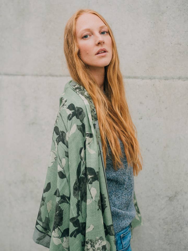 Schal aus feiner Wolle mit floralem Muster für den Großhandel von estelle