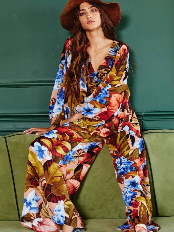 Combinaison à col en V volanté fleuri R5299 pour la vente par BUCKETLIST INC