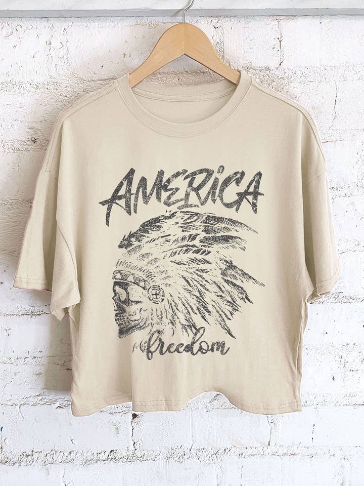 Rustee Clothing - Vendita all'ingrosso Maglietta serigrafata - Donna - TOP CORTO LUNGO CON GRAFICA DI TESCHIO E LIBERTÀ AMERICANA