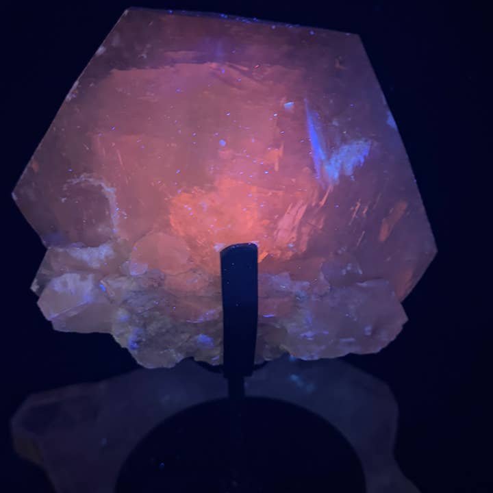 The 7 Directions - Wholesale Spiritual Stone/Crystal - UV reactive calcite free form w/ chalcopyrite F23E3