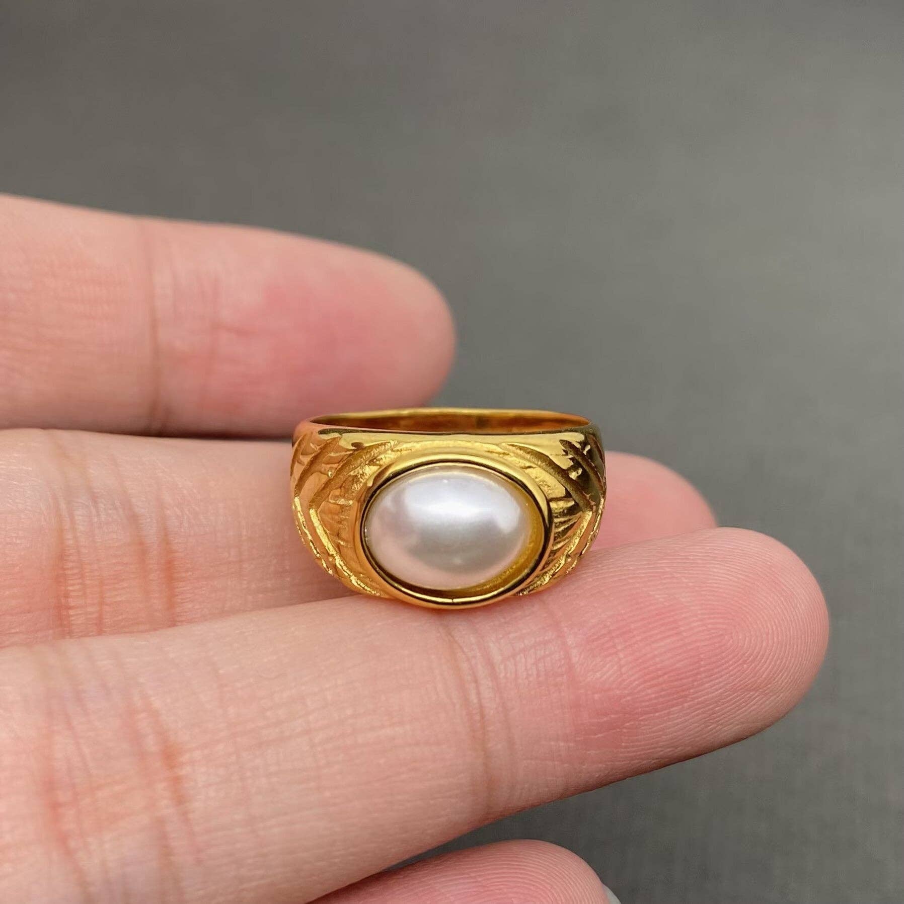Mio Queena – wholesale Cocktail/statement ring – Imitation Pearl inlaid 18K Gold Plated S.Steel Ring - FGS5
