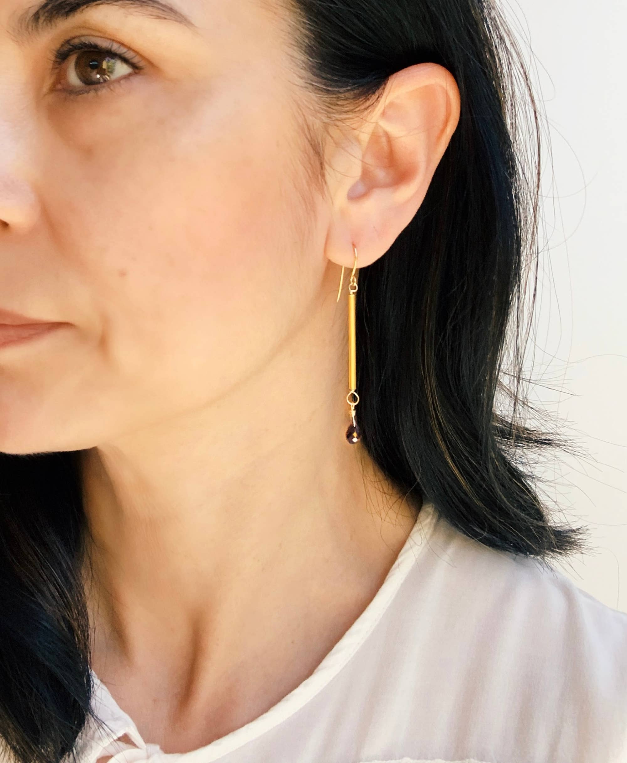 Laura Stark Designs - Vente Boucles d'oreilles pendantes - Boucles d'oreilles modernes en grenat1