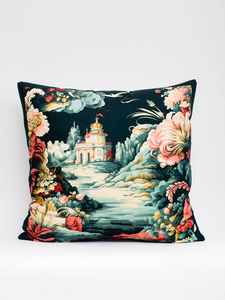 Coussin décoratif Velucci Home - Château fantastique pour la vente par AVAGANTE Design