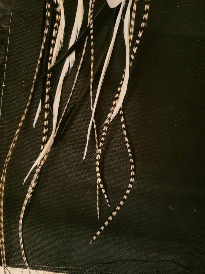 Långa hängande kombinationsörhängen med tupp, gås och anka fjädrar för wholesale av Wild Born Creations