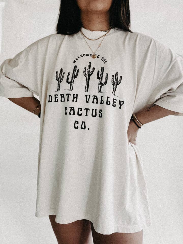 T-shirt graphique bohème western Death Valley Cactus Co - Ivoire pour la vente par WE THE BABES
