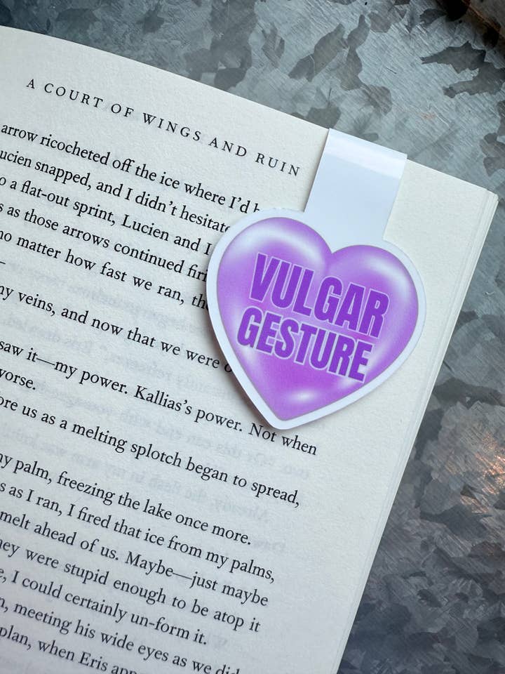 Vulgær gestus magnetisk bogmærke SJM ACOTAR for engroshandel hos Typo Lettering Co