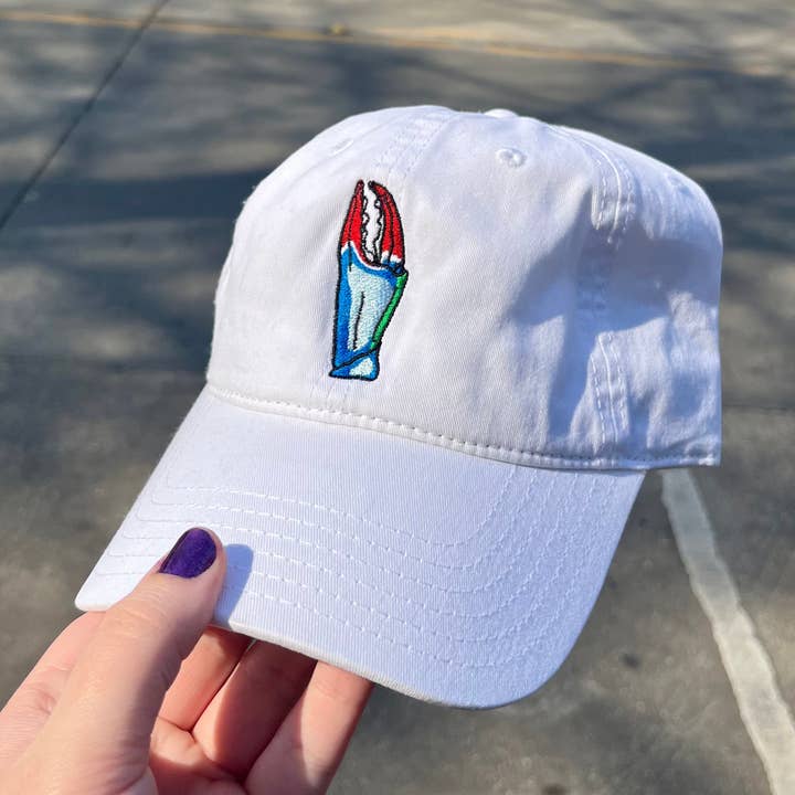 Chapeau brodé de pince de crabe pour la vente par COLETTE BERNARD