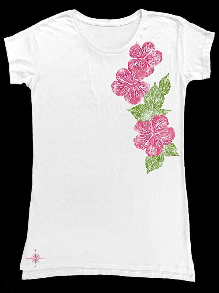 Robe t-shirt blanche avec hibiscus pour la vente par Change Your Latitude
