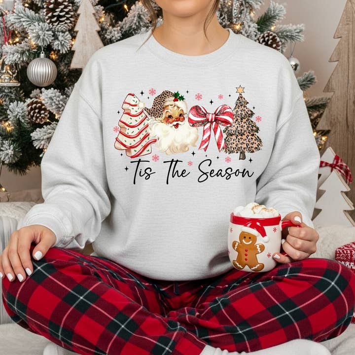 Felpa natalizia girocollo con leopardo "Tis the season". per la vendita all'ingrosso da parte di Nu Kustomz LLC -