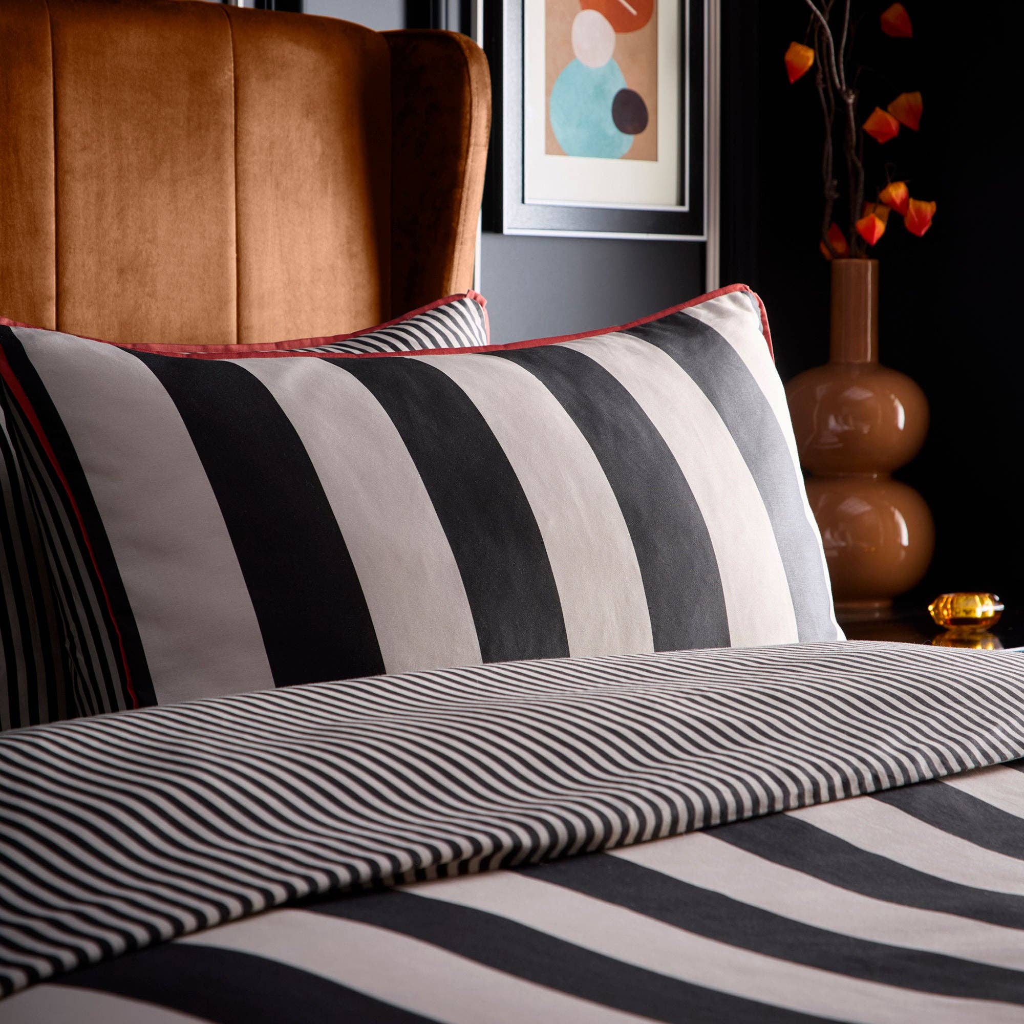 UW Home – wholesale Bedding set – Festivo Circus Stripe Duvet Cover Set by Llewelyn-Bowen Blk1