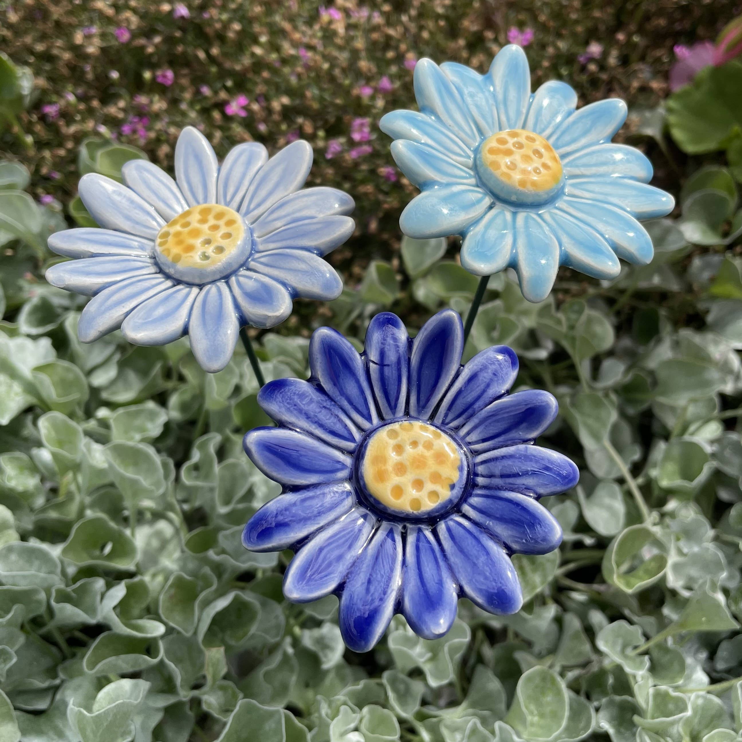 Pannonhem AB. - Vendita all'ingrosso Paletti da giardino/prato - Fiore di prato margherita in ceramica con gambo – decorazione e paletto per piante2