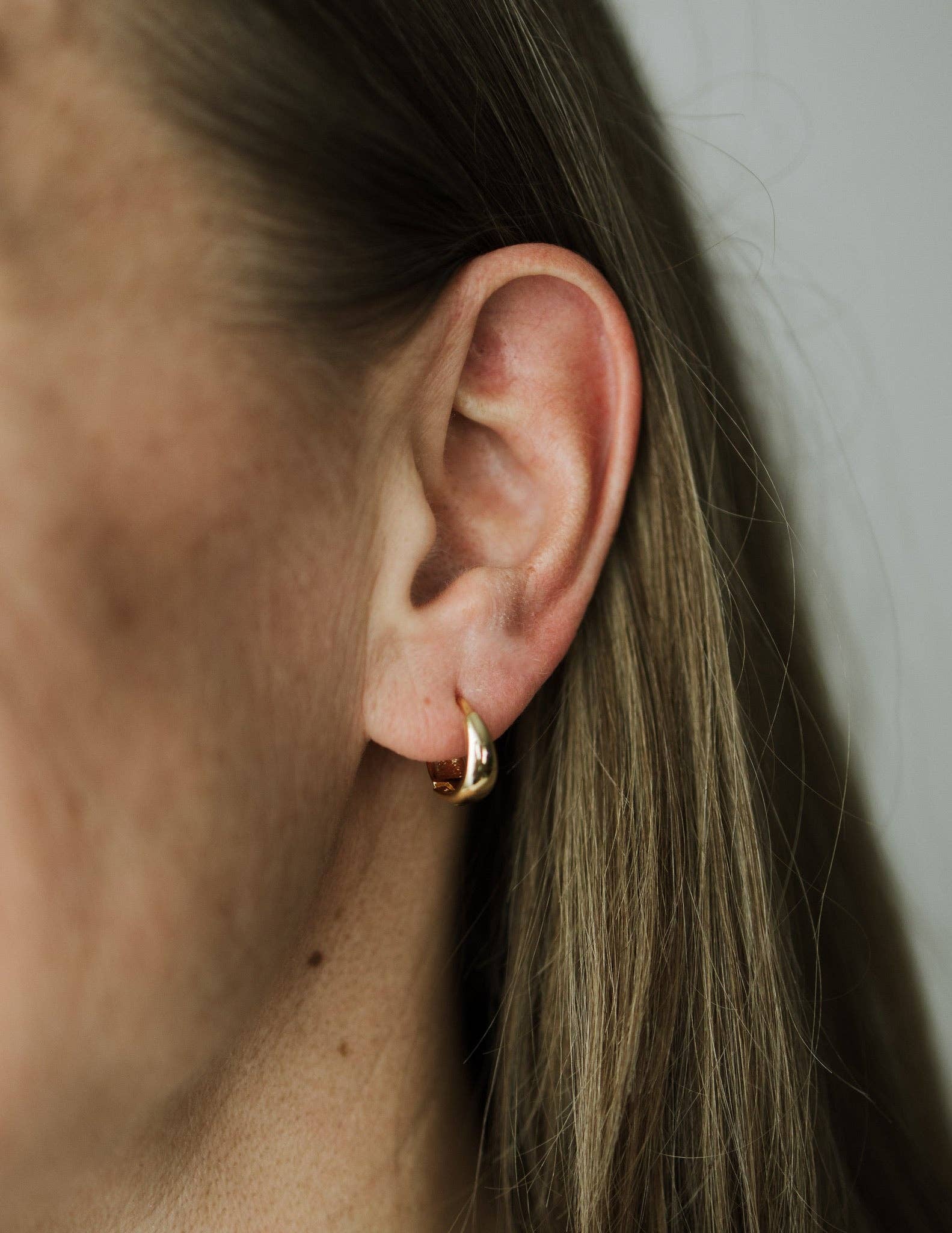 Sydney Rose Co. - Vendita all'ingrosso Orecchini a cerchietto - Huggie Hoops a forma di goccia0