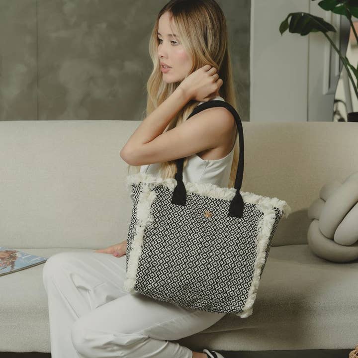 VIA FIORE Sac cabas noir à motif ikat avec garniture à franges pour la vente par VIA FIORE