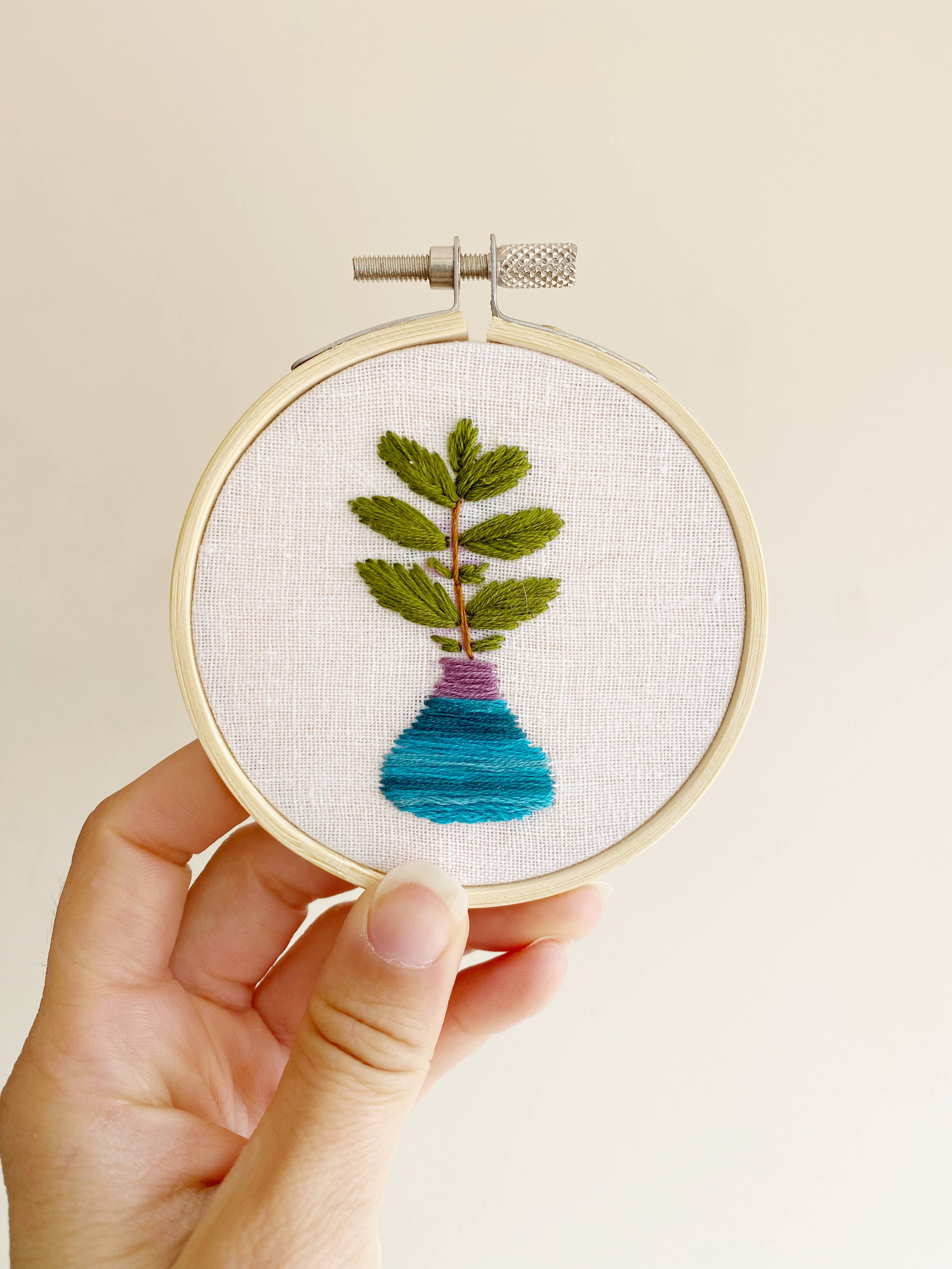 Islay's Terrace – wholesale Material för broderi/korsstygn – Överraskning Little Leafy Växt Broderi - 3" broderi4