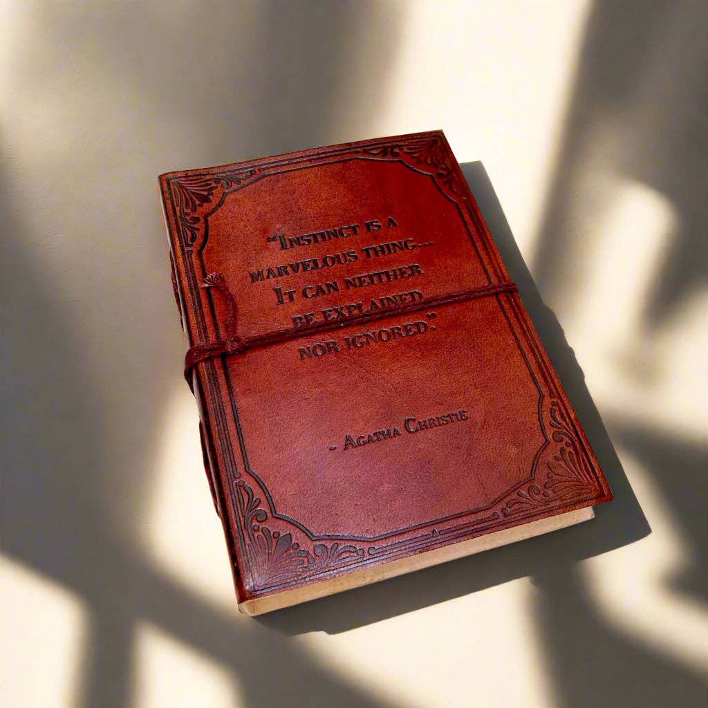 Soothi | Containers Of Creativity - Vente Journal intime - Carnet en cuir avec citation d'Agatha Christie - "L'instinct est une chose merveilleuse"2