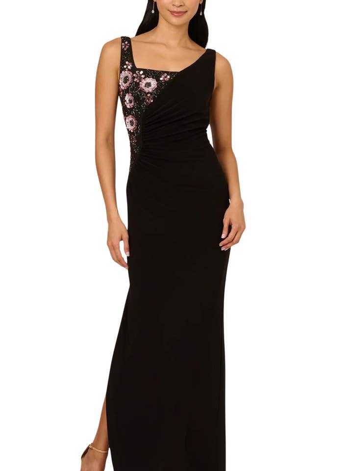 Robe fourreau Adrianna Papell à perles florales, encolure carrée asymétrique, sans manches, bretelles fines, détails froncés, jupe fendue sur le côté. pour la vente par Immediate Apparel
