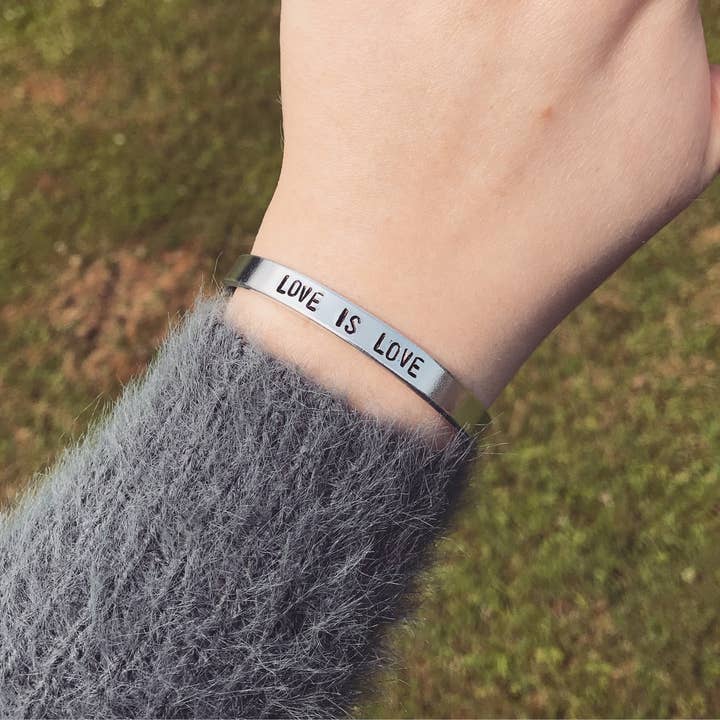 Black Tied - Venta al por mayor Pulseras tipo brazalete - Pulsera Amor es Amor | Aliado del Orgullo LGBT