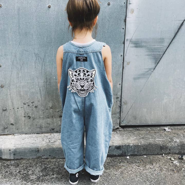 WILD TIGER | Dungarinas Denim e outras tendências em Compre calças jeans infantil B2B. Devoluções gratuitas e condições de pagamento a 60 dias na Faire na Faire.