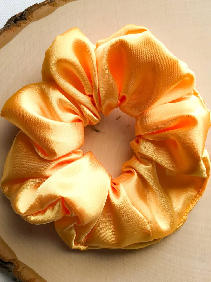 Gul Satin Scrunchie for engroshandel hos Designs By Rita