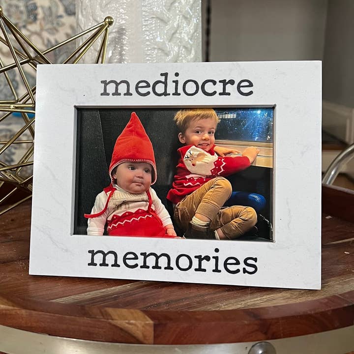 Cadre photo en porcelaine blanche 4x6 Souvenirs Médiocres pour la vente par Buffalovely