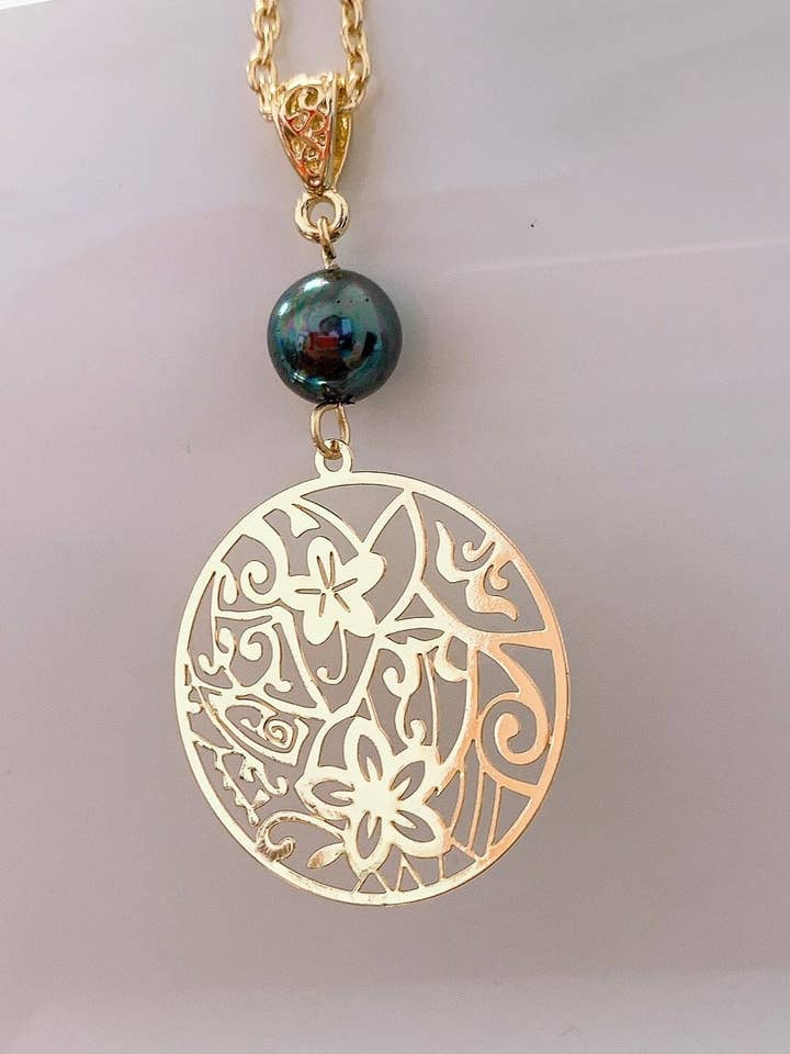 Hawaiian Plumeria blommor Tribal: Hamilton guldhalsband med skalpärlor för wholesale av Anela's Jewelry