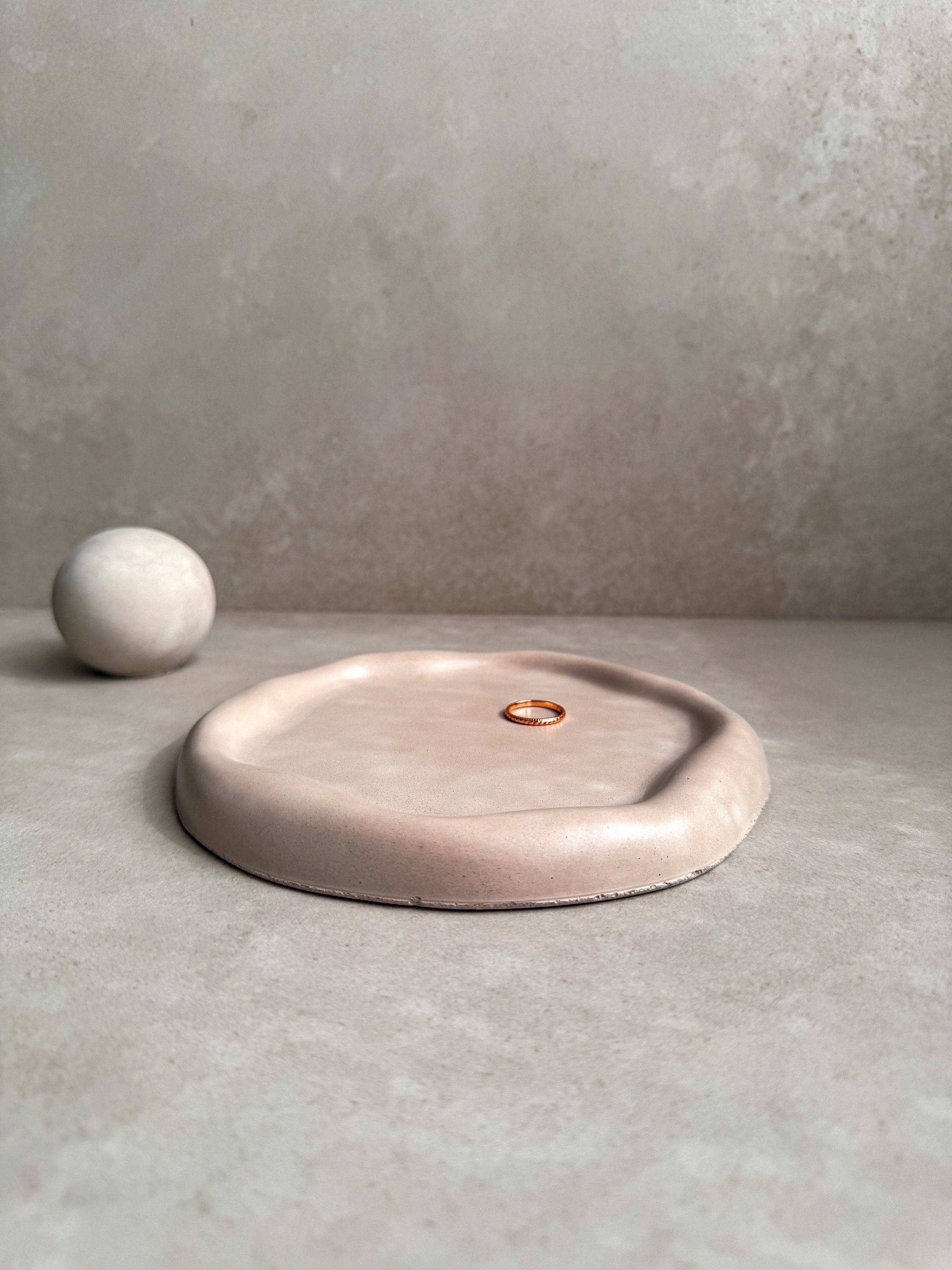 Minimal Loot Design – wholesale Smyckesfat – VÅGIG betongbricka, oregelbunden tallrik, fånga alla brickor, blob-smyckesdisplay, organisk japandi-dekor, molnprydnadsbricka, kurviga cementvaror1