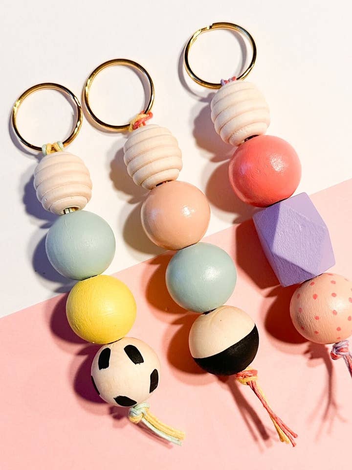 Honeycomb I'm Home nyckelring | Handmålad pärlnyckelring för wholesale av Courtney Going Places