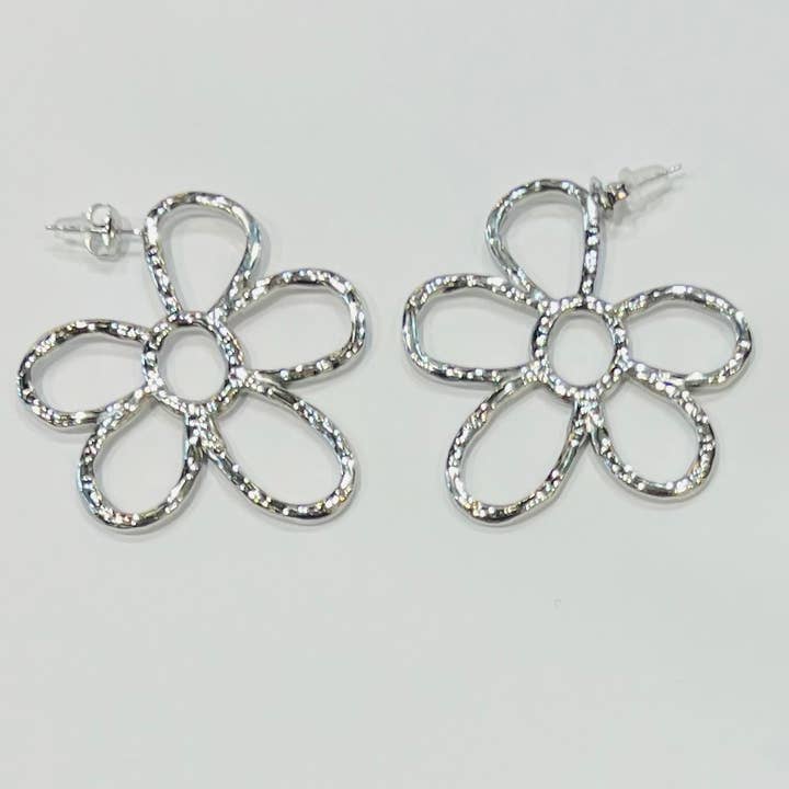 Stainless steel stud earrings with openwork flower design for wholesale by Bijoux 7bis